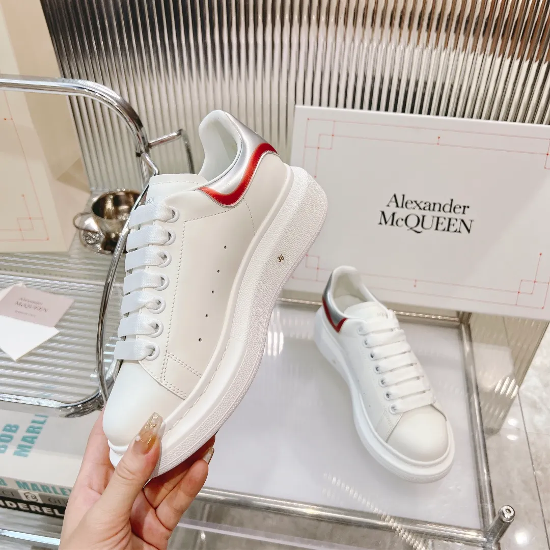 👟👟Ex-factory price 440👟👟 Men's size +10 (high version + 60 men's size plus 10) The latest addition to the counter is the top high-end version of Alexander McQueen·Alexander McQueen 2023 new wide sports shoes, white shoes and casual shoes👟New colors! The rear tail is really unique and pretty, I love it at first sight! 😍Top version! 👍🏻I won’t introduce too much about the style of this shoe. It will never go out of style year after year in spring, summer, autumn and winter. It is a super versatile style and has always been in hot demand. 🔸Upper: original custom-made latest silk cowhide 🔸Inner lining: cowhide foot pads + top-grade highly breathable mesh ��Outsole: the latest original open mold one-to-one precision mold PU vacuum outsole 🔸Female model 34-41 (customized at 34.40.41) 🔸Men's model 38-45 (customized at 38 45)